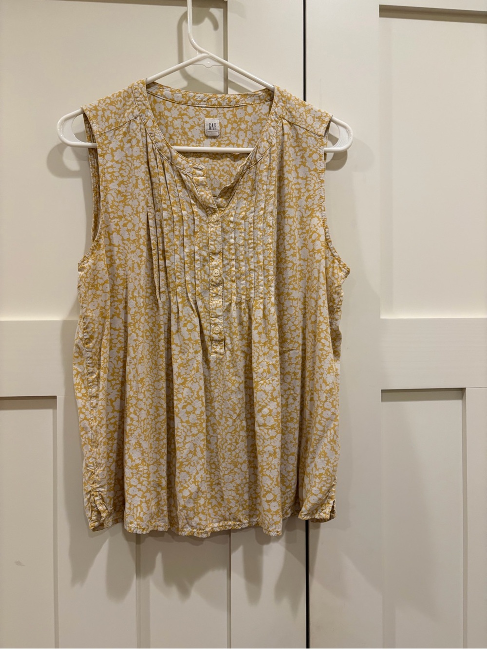 GAP Sleeveless Pintuck Floral Blouse in Yellow and White